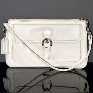 COACH | White Leather Wristlet | Excellent Condition